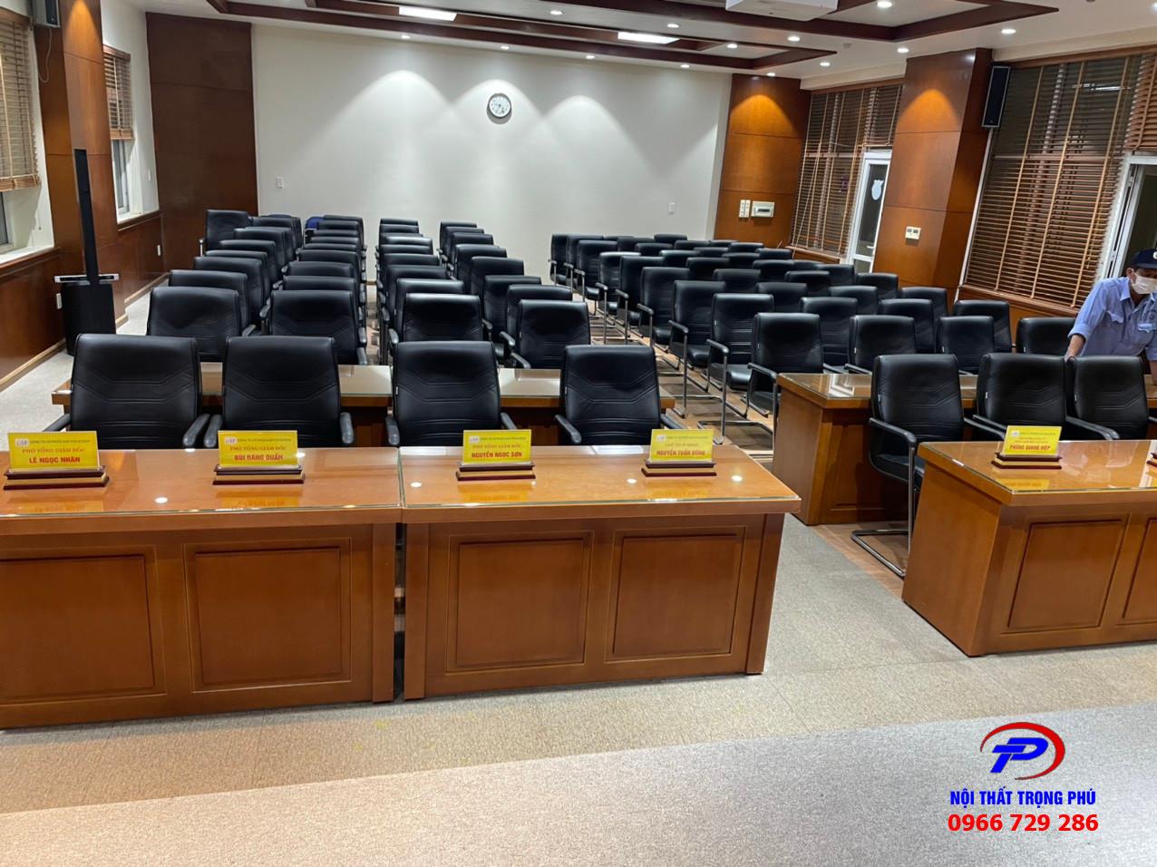 Ghế phòng họp chân quỳ đệm da SL719M - Hòa phát - the one