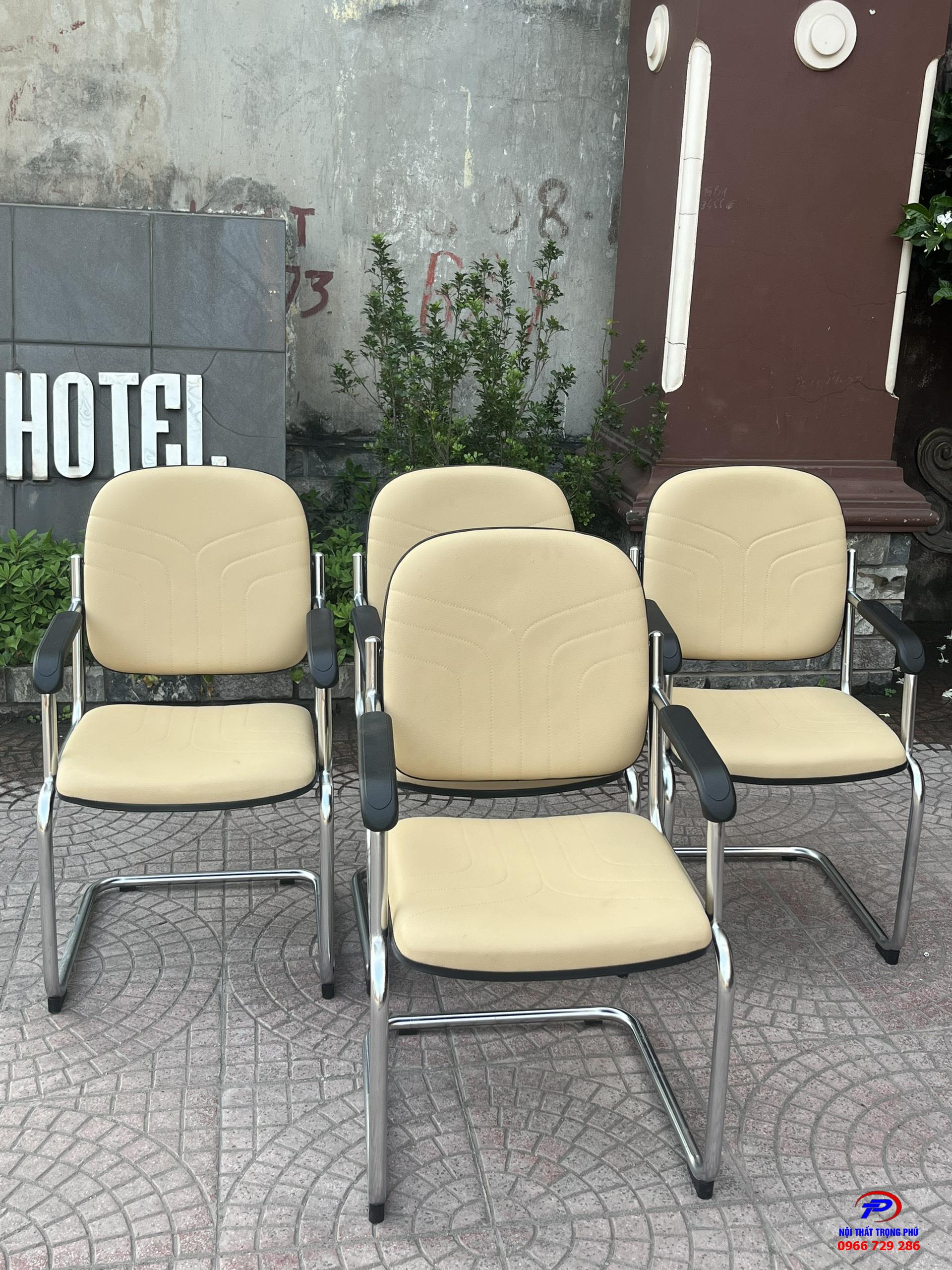 Ghế phòng họp chân quỳ VT1M chân mạ đệm mút bọc da màu kem nội thất Hòa Phát - The one