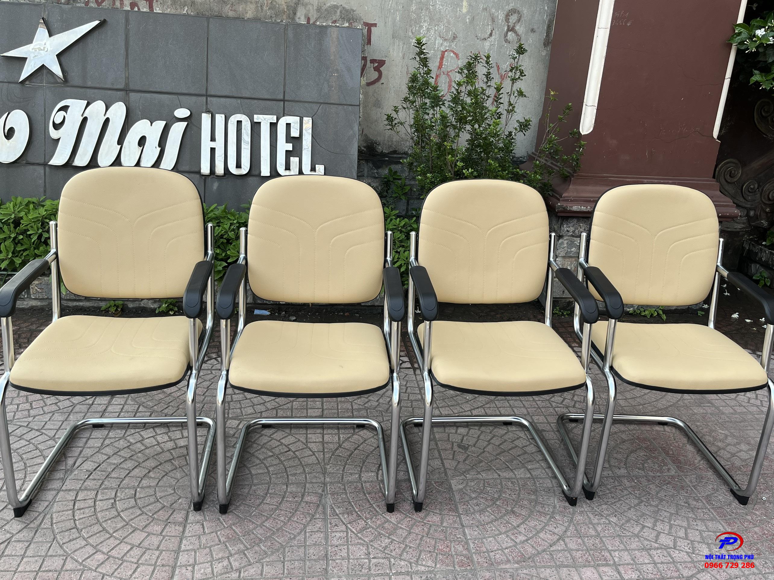 Ghế phòng họp chân quỳ VT1M chân mạ đệm mút bọc da màu kem nội thất Hòa Phát - The one