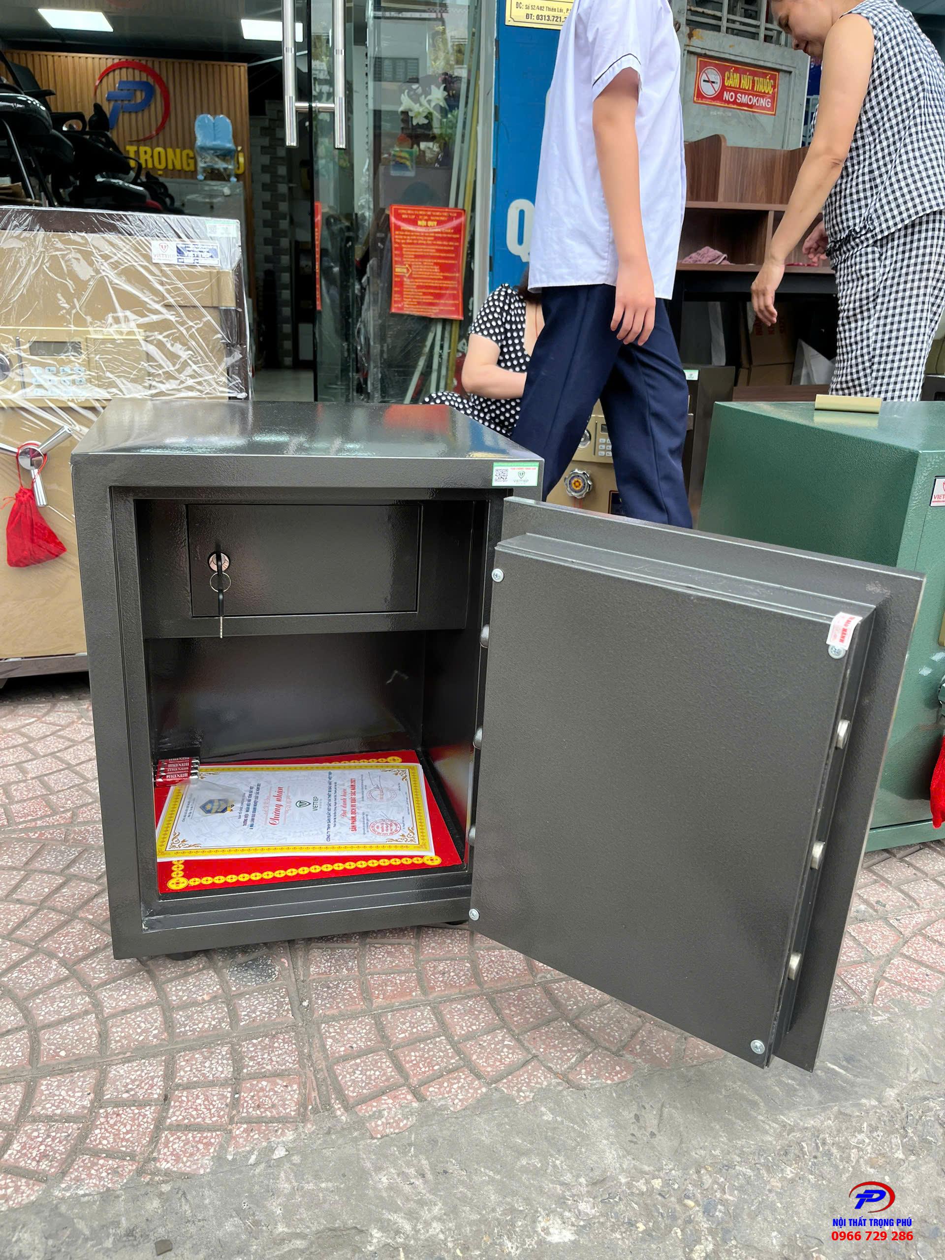 Két sắt Việt Tiệp K54ĐT màu đen – Khóa điện tử thông minh, chống cháy, phong thủy mệnh Thủy – Mộc