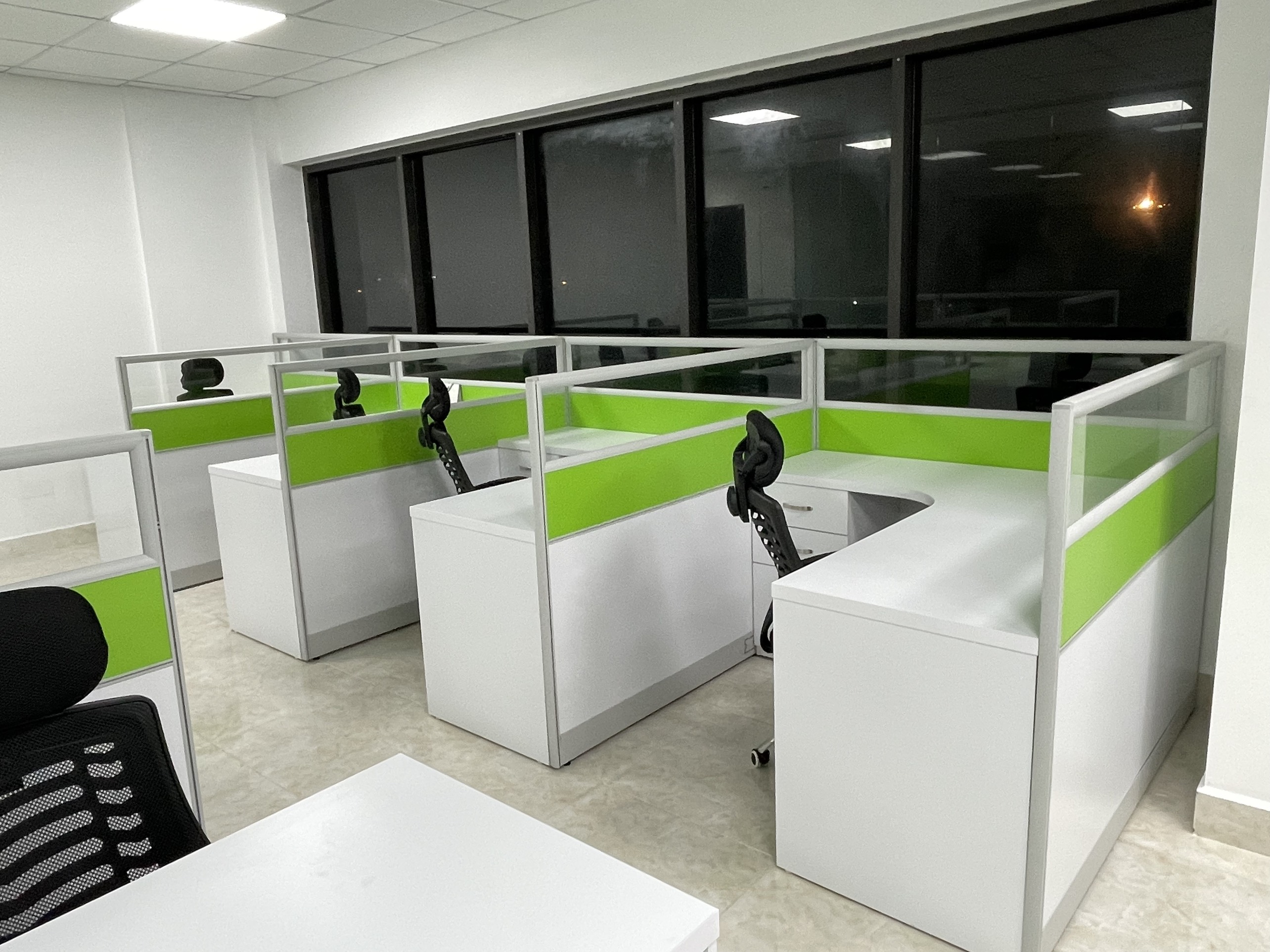 bàn làm việc kèm vách ngăn